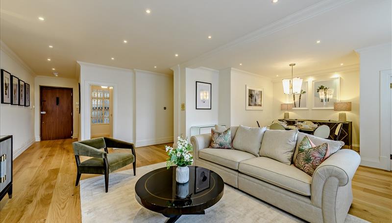 3 bed property in Park Road, London